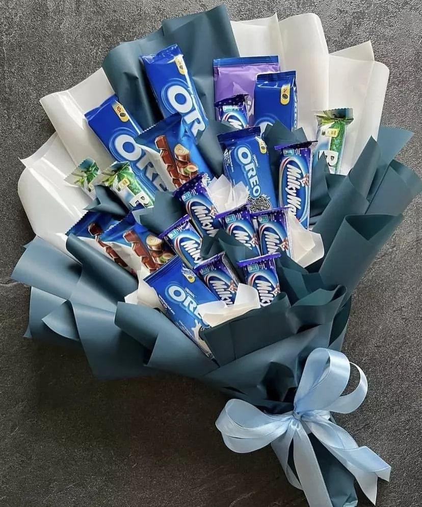 Букет з шоколадок і печива Milka, Орео, МілкіВей і Баунті оригінальний подарунок сірий