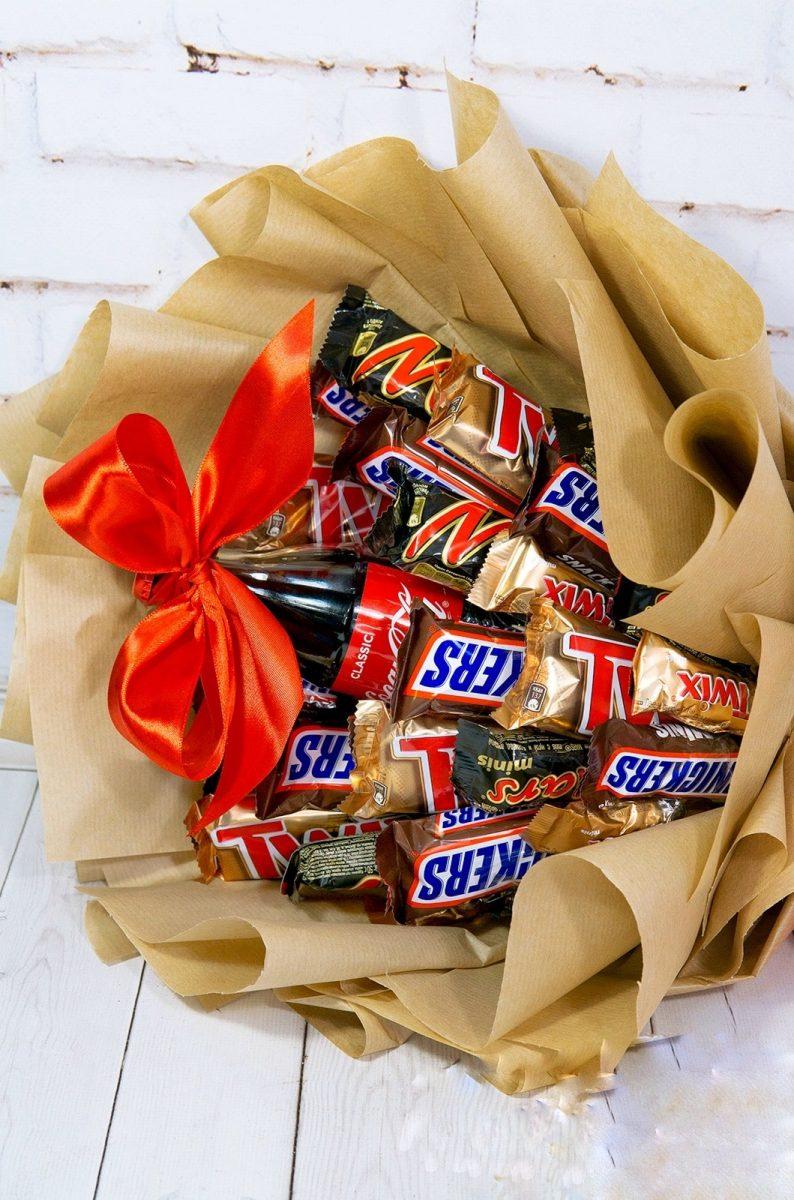 Букет з шоколадок Snickers, Твікс, Марс і напоєм Coca-Cola солодкий подарунок бежевий
