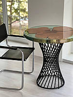 Кофейный стол из эпоксидной смолы и массива дерева породы клен на металлической основе.