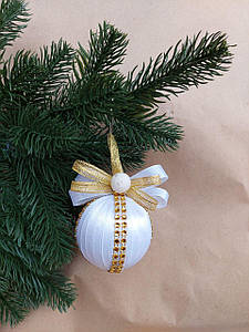 Новорічна прикраса на ялинку, ручної роботи з пінопласту, діаметр 8 см білій