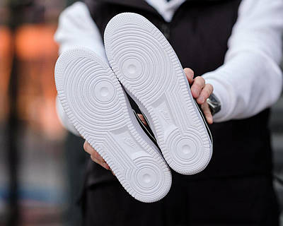 Nike air force 1 black vs white hotsell