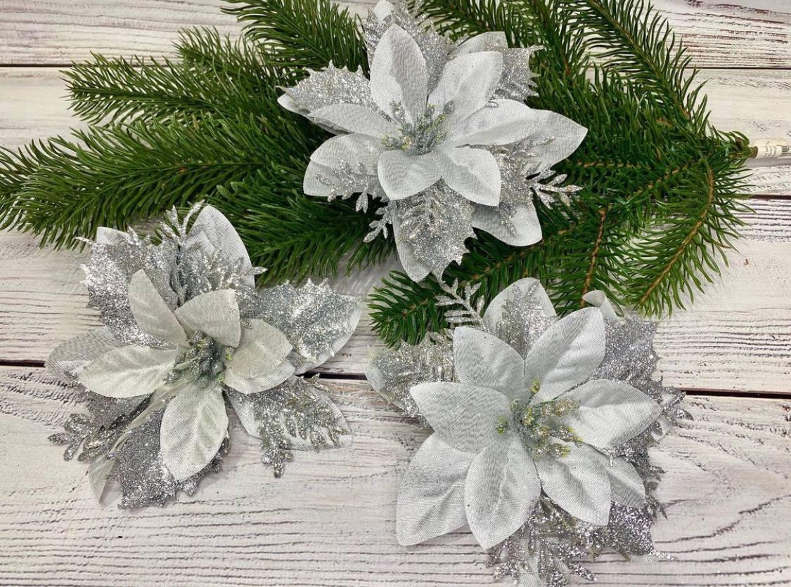 Різдвяна квітка Пуансетія срібло тканинна. Діаметр 13 см