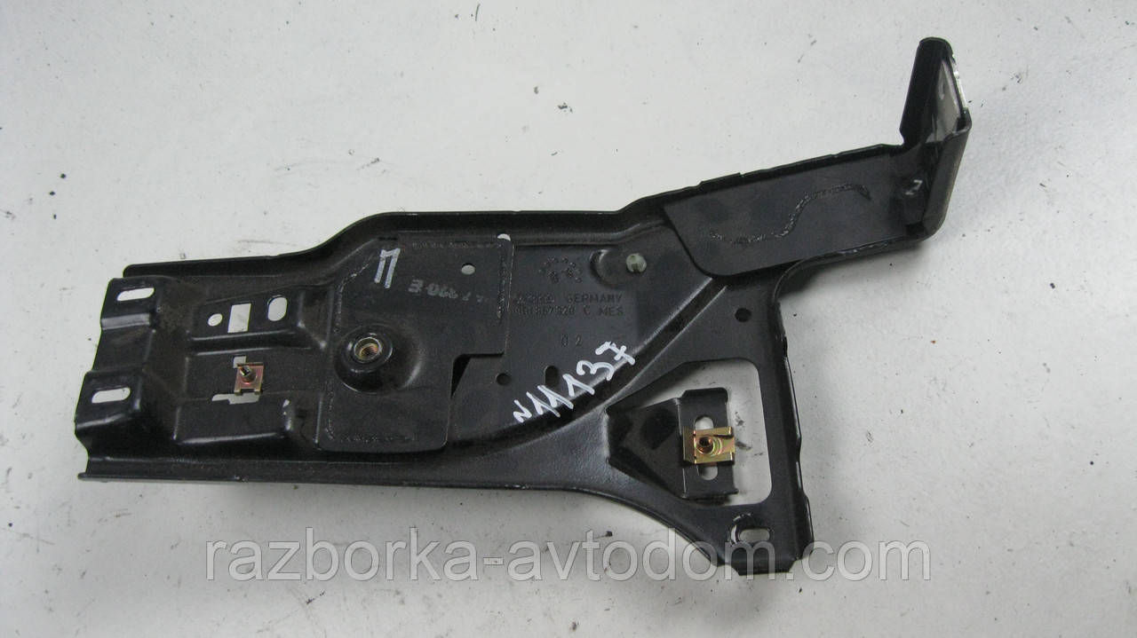 Опора торпедо права VW Passat B5 (1997-2000), Audi A4 B5 (1996-2000) OE:8D1857320