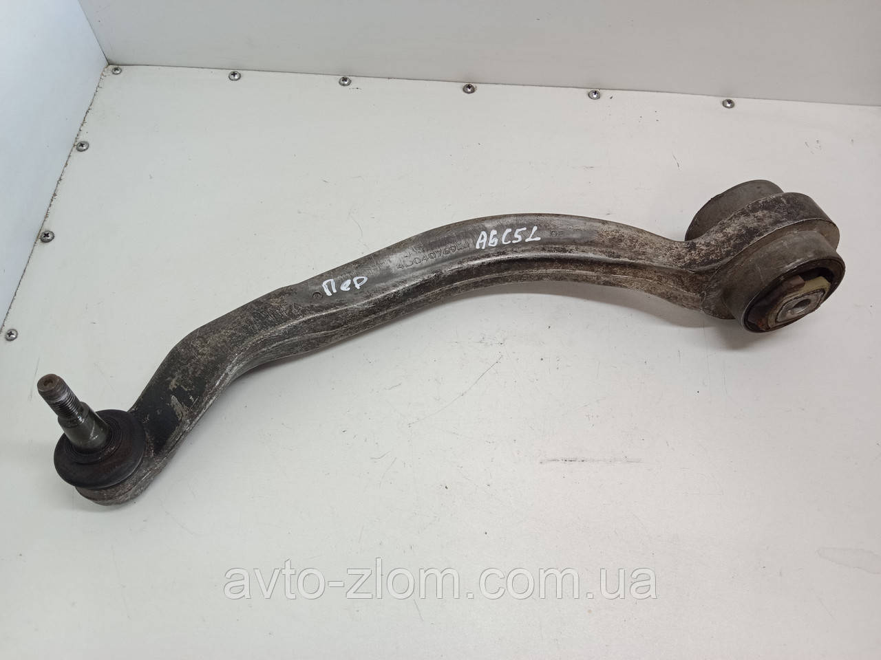 Важіль передній нижній Audi A6 C5, A4 B5, Audi A6, A4. Лівий. 4D0407695J.
