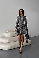 Базовое и лаконичное платье в модном принте серый