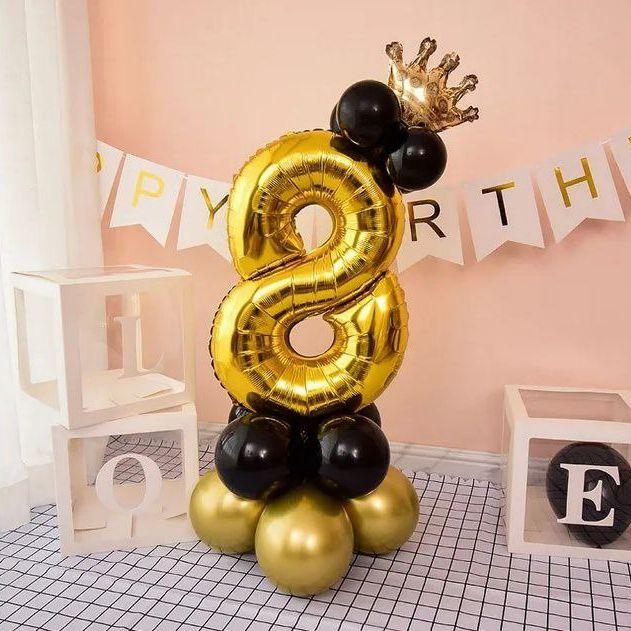 Цифра 8 на підставці із кульок | Золотисто-чорний
