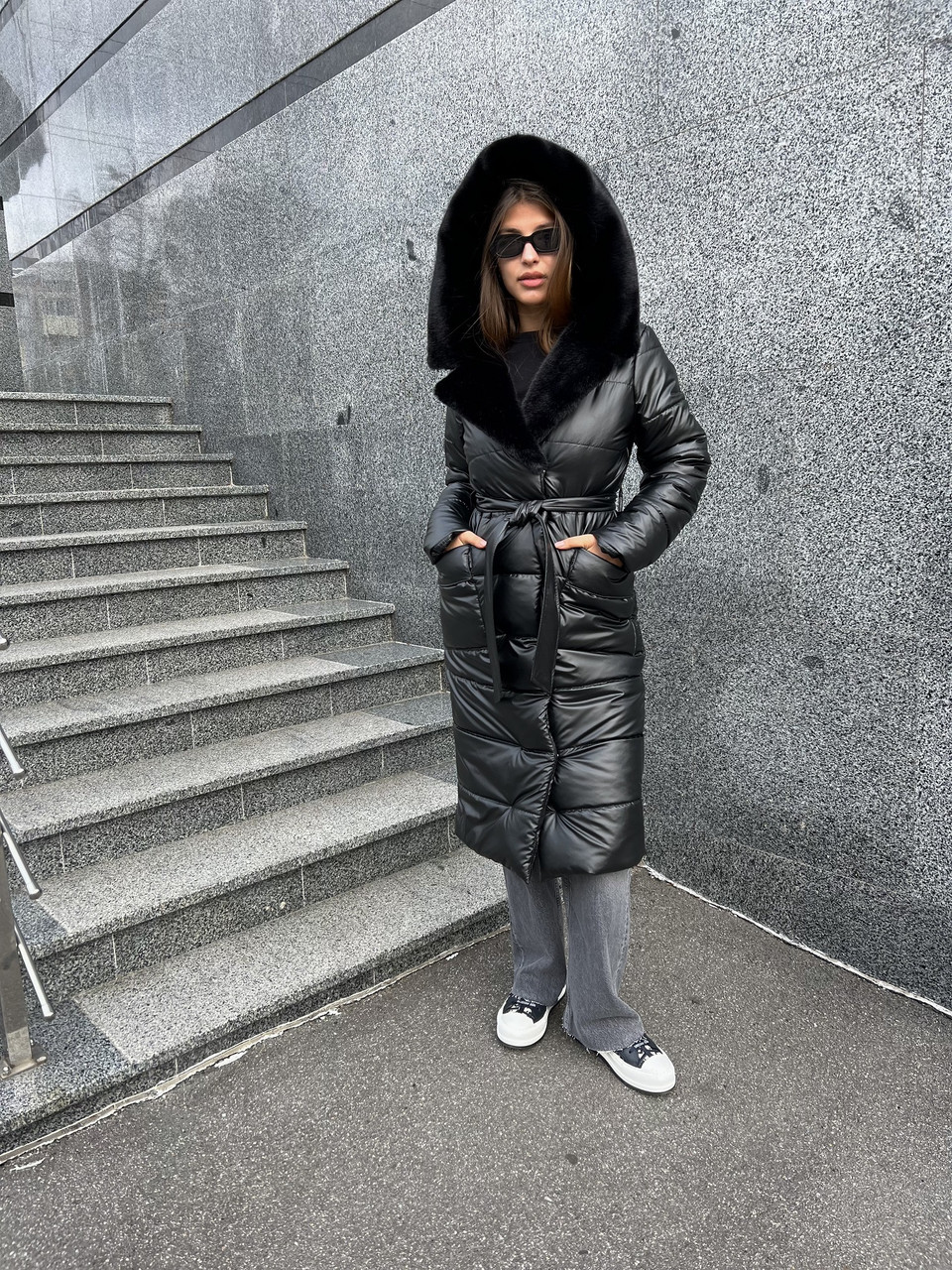 Чорне жіноче зимове стьобане пальто плащ пуховик з капюшоном, фото 1