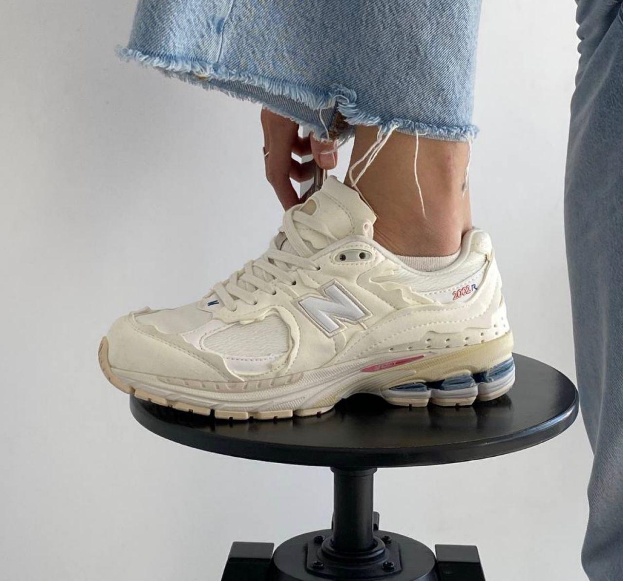 Жіночі та чоловічі кросівки New Balance 2002R Protection Pack Sea Salt Нью Баланс 2002Р бежеві замші текстиль демісезон