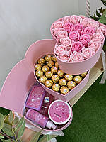 Трехъярусный подарочный бокс сердце Барби со сладостями, косметикой и мыльными розами для женщин.