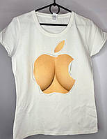 Женская футболка c принтом Большим яблоком и груди - доступна в размере M, Распродажа со склада - размер M