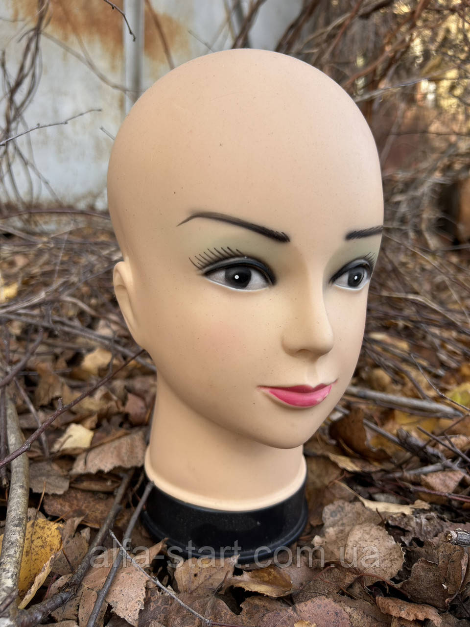 Манекен голова жіноча тілесного кольору з макіяжем