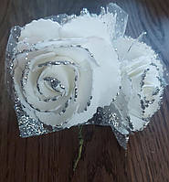 Квіти, троянди на ніжці білі з органзою