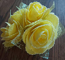 Квіти, троянди на ніжці жовті з органзою