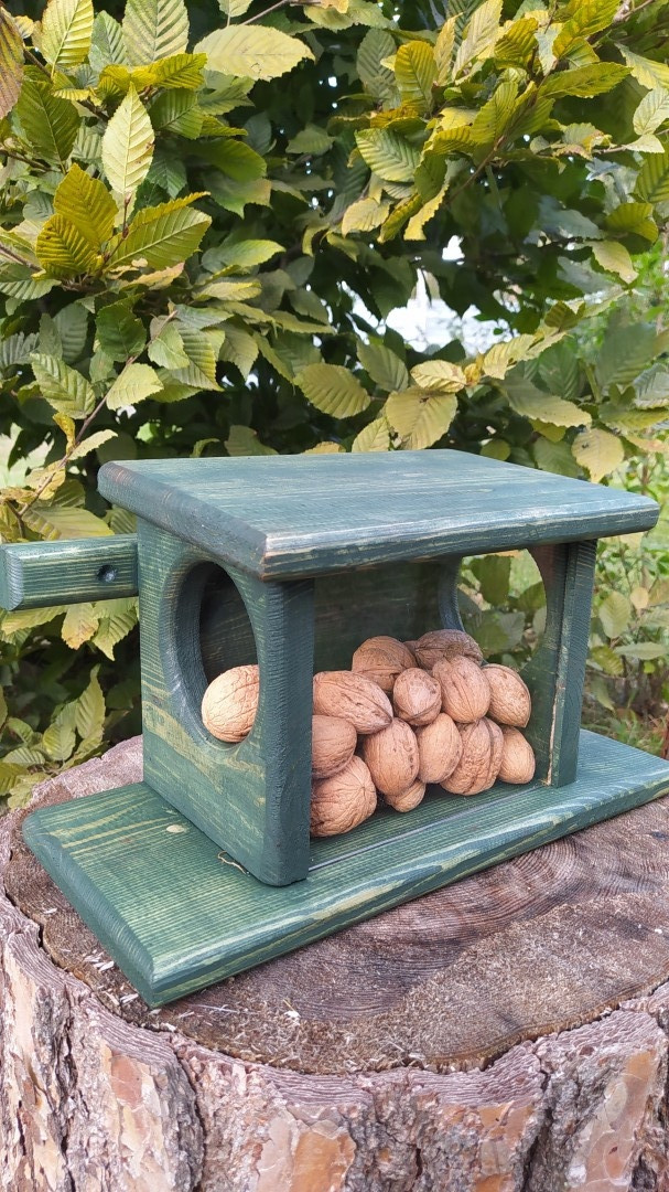 Годівничка для білок Гостинець (колір: Оливковий)