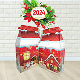 Новорічна картонна упаковка Будиночок великий Червоний сніговики червоний 600-700 г. Н11, фото 2