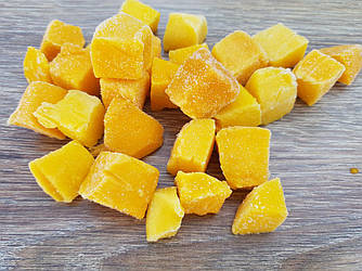 Персик заморожений, фасування для замовлення раз на 2,5 кг. У ящику насипом 10 кг.