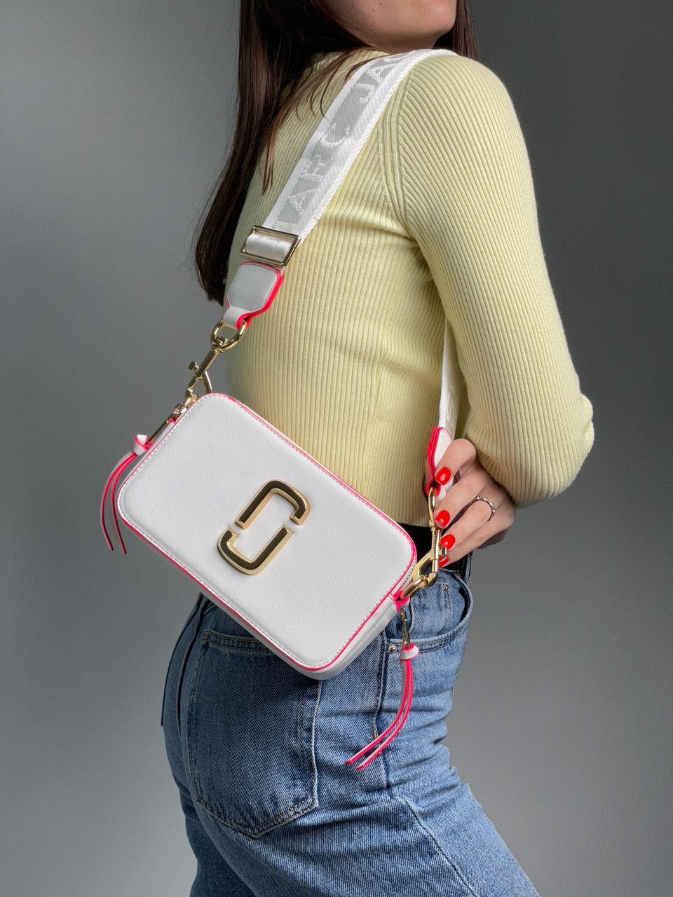 Женская стильная сумка Марк Джейкобс белая Marc Jacobs The Snapshot White/Pink - фото 1 - id-p2014178000