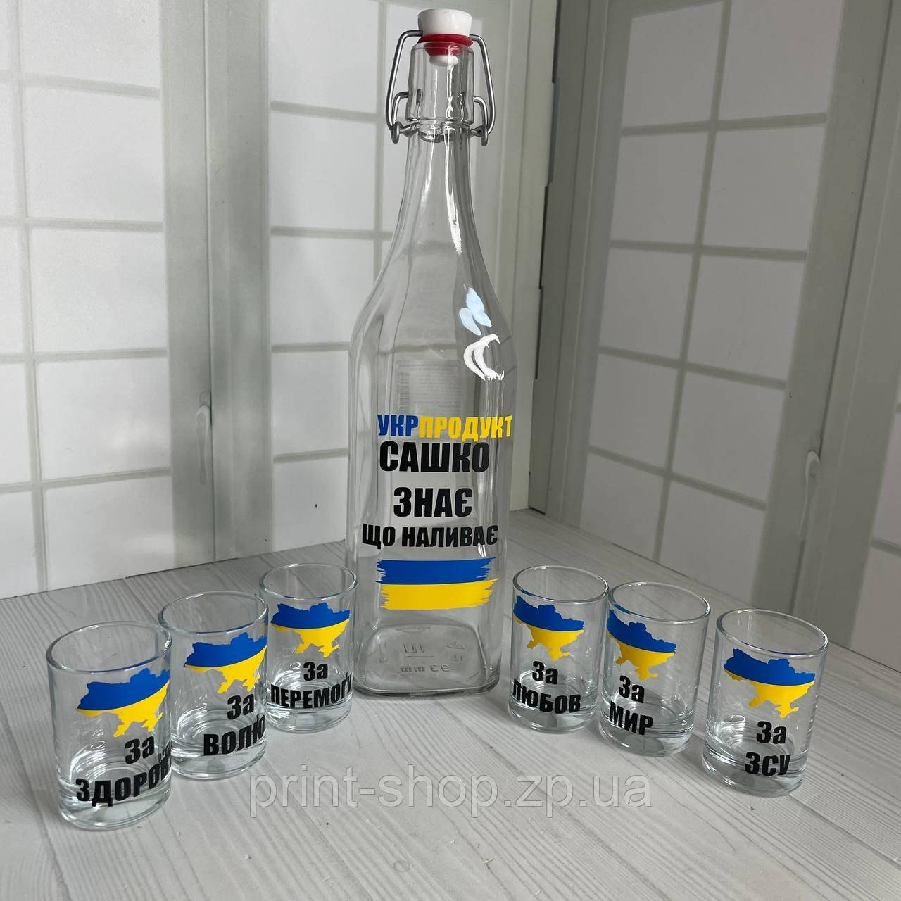 Подарунковий патріоничний набір Графин 1л + 6 стопок "Імя знає що наливає" в коробці