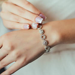 Різновиди срібних браслетів: ланцюжкові, каменями, інше