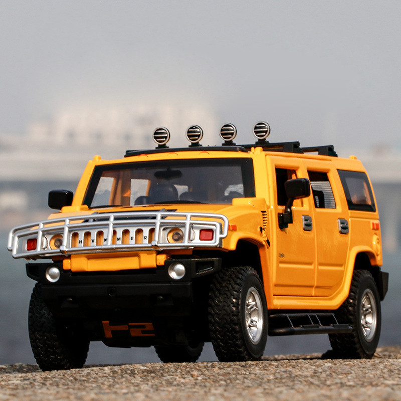 Модель автомобіля Hummer H2 із металу 1:24. Металева машинка Хаммер H2 жовта, звук мотора та світло фар