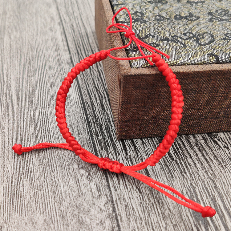 Плетений браслет-оберег Червона нитка