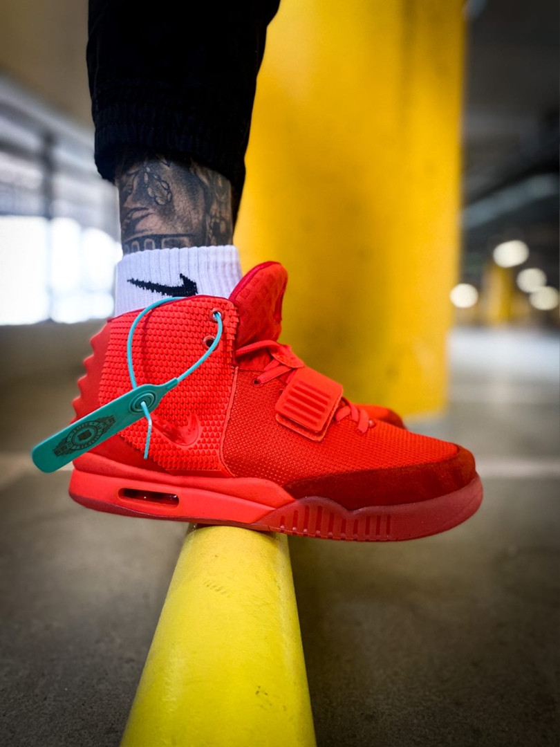 Yeezy red cheap october prix