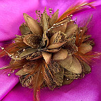 Брошь-резинка цветок с перьями 9 см, ткань - коричневый