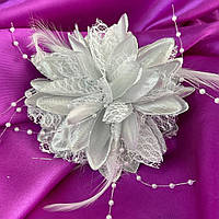 Брошь цветок с перьями 9 см, ткань - белый с серебром