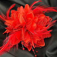 Брошь-резинка цветок с перьями 9 см, ткань - красный