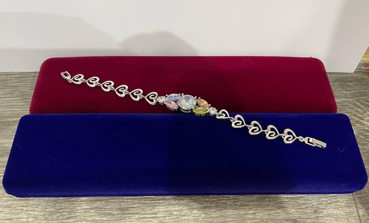 Жіночий браслет "Ніжне сяйво цирконів із сердечками у сріблі" стильний подарунок дівчині в оксамитовій коробочці