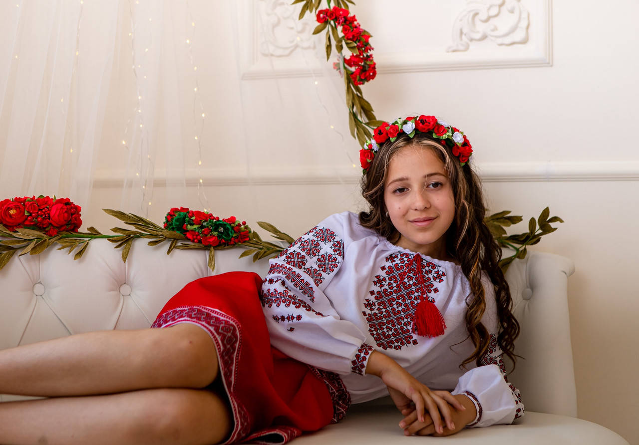 

Вишиванка для дівчинки Сузір'я червоно-чорна.