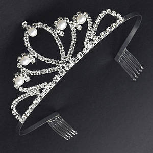 Діадема корона срібляста на металевому тонкому обідку з гребінцями з перлинами та стразами висота 5 см