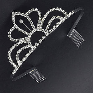 Діадема корона срібляста на металевому тонкому обідку з гребінцями з кришталевими камінчиками висота 5.5 см