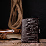 Лаковане чоловіче портмоне з фактурної шкіри KARYA 21046 Коричневий SC, код: 7708636, фото 8