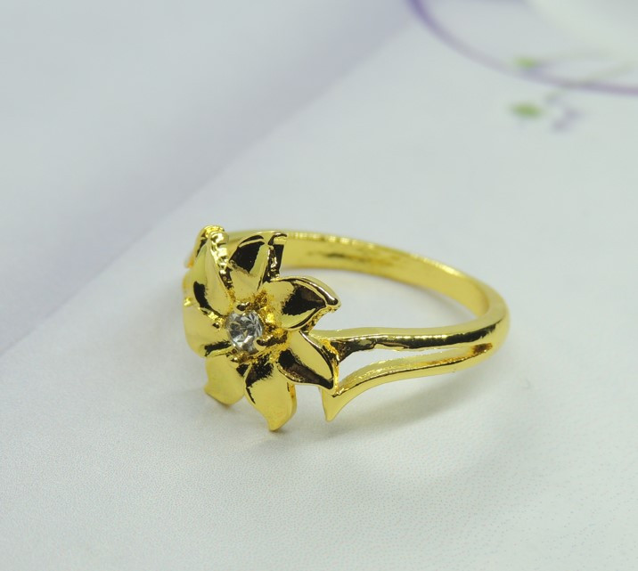 Жіноча золотиста каблучка «Маргаритка» з білим кристалом р.18 AurumLux168, фото 1