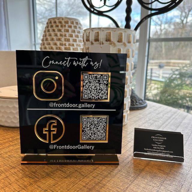 Табличка з QR-кодом 200х200 мм Чорна на золотій підставці Акрил, ACRY