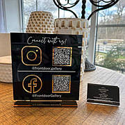 Табличка з QR-кодом 200х200 мм Чорна на золотій підставці Акрил, ACRY