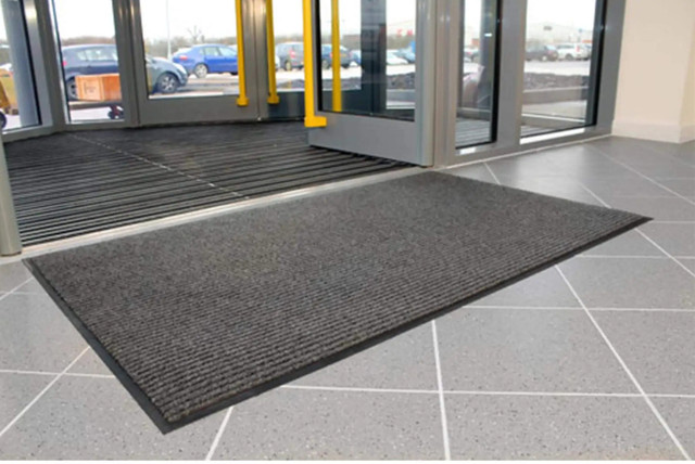 грязеочищающий килимок в передпокій грязеочищающий килимок в передпокій