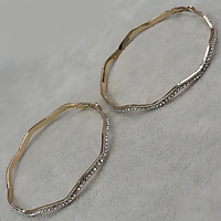 Серьги кольца золотистого цвета волнистые с белыми переливающимися кристаллами застёжка булавка диаметр 6,5 см