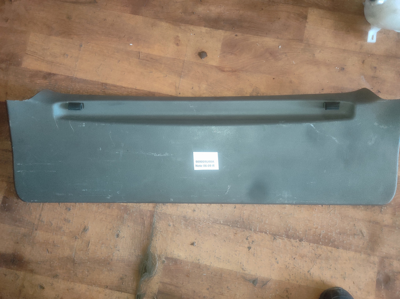 Карта кришки багажника правая 909009U00A для Nissan Note 06-09