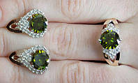 Серебряный набор с золотом и камнями - серебряные серьги и кольцо с зеленым камнем