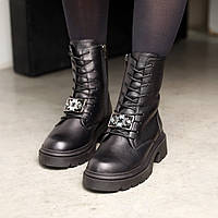 Женские кожаные зимние ботинки на молнии черного цвета