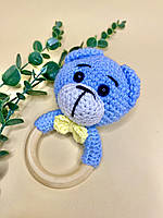 В'язана іграшка-брязкальце на дерев'яному кільці (гризунок) Ведмедик блакитний