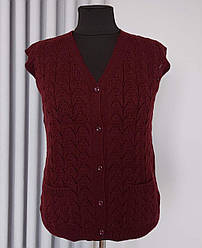 В'язана жіноча безрукавка на гудзиках з бічними кишенями