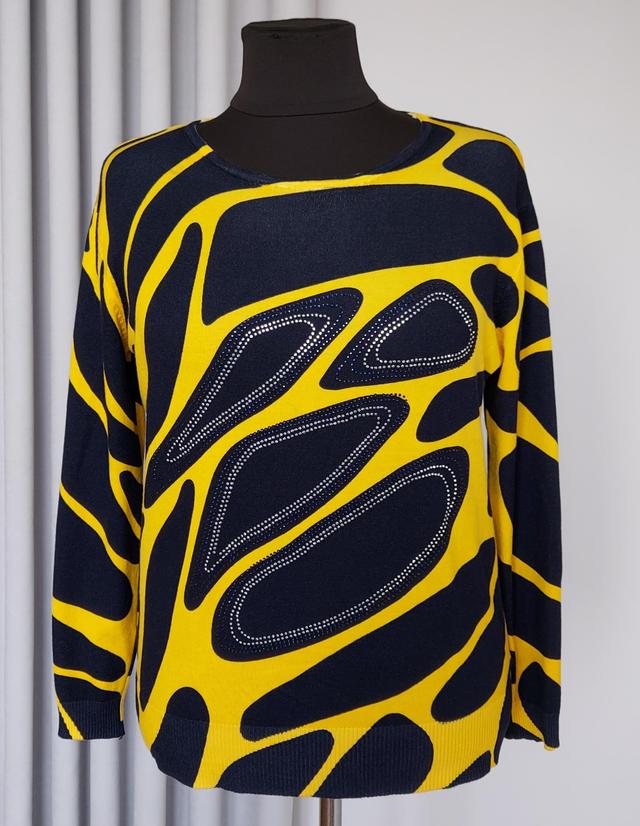 зображення жіноча кофта з абстрактним принтом