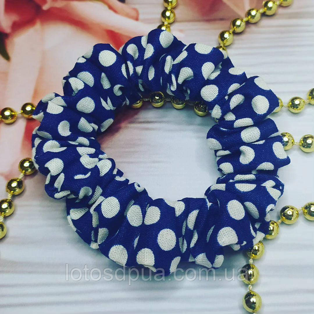 Об'ємна резинка для волосся Скранч (синя в горошок тканинна ручної роботи на голову, модні аксесуари)