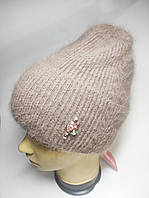 Жіноча зимова шапка в'язана, колір пудра. Ангорова шапка жіноча на флісі