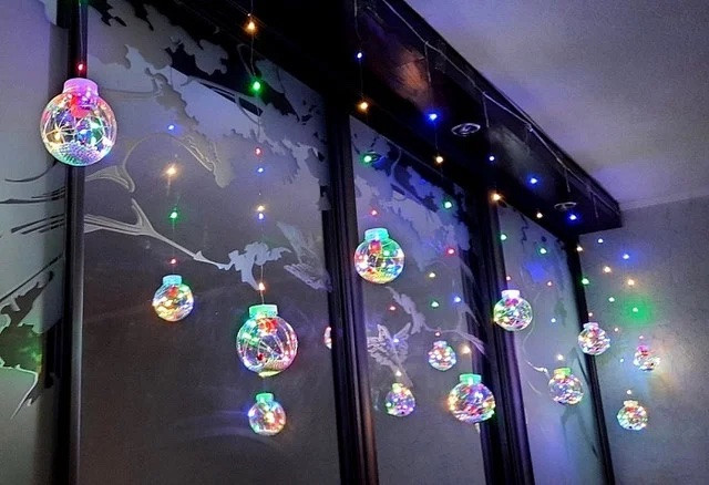 Новорічна гірлянда-штора світлодіодна з кулями (мультиколор) святкове освітлення інтер'єру ZB-007-M-USB house