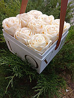 Розы бежевые в коробке из лент