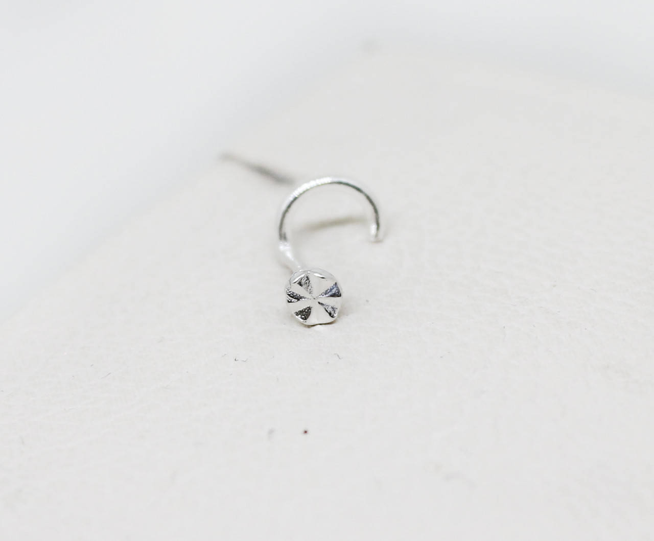 

Пирсинг в нос серебряный "Алмаз" 0,2 г